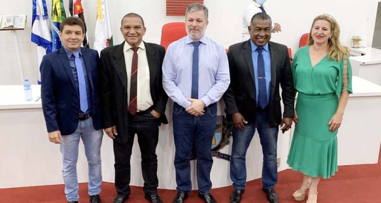 A partir da esq., vereadores Luzimar (1º Secretário); Faustino (1º vice presidente); Guto Marão (Presidente); Careca (2º vice presidente); e Eloá Pessoa (2º Secretário). Foto: Assessoria Legislativa