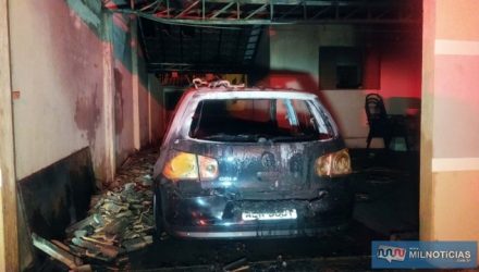 Veículo VW Golf que estava na garagem ficou completamente destruído. Foto: MASNOEL MESSIAS/Agência