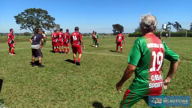 Os "meninos" de Murutinga do Sul (verde e vermelho), não foram páreo para o melhor preparo da equipe visitante e foram goleados. Foto: MANOEL MESSIAS