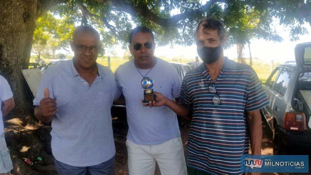Indio (dir.), do Guarani, foi o artilheiro com 15 gols, recebendo troféu das mãos do organizador  Nilson Negão (c), e Moisés, também do Guarani. Foto: MANOEL MESSIAS