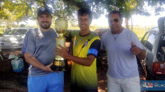Jair Máximo (c), jogador e patrono do Santo Antônio, recebe troféu de campeão das mãos de Nilson Xavier (dir.) e Maurício Carneiro. Foto: MANOEL MESSIAS