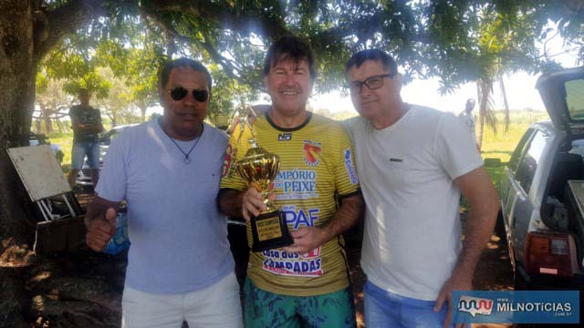 Gustavo Barbaroto (c), representando o Guaporé, recebe troféu de vice campeão das mãos de Nilson foto: MANOEL MESSIASXavier (esq.), e Edilson.