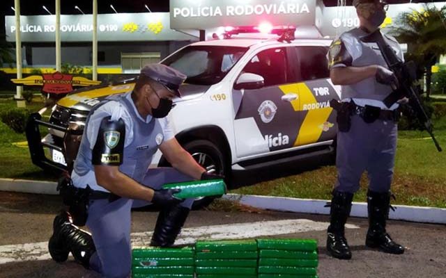 Barman foi preso com 15 tijolos de maconha em ônibus. Foto: PMRv/Divulgação