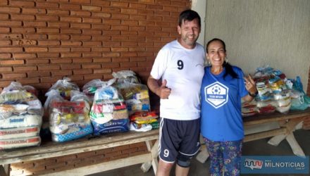 Rodrigo Sampaip Marini, o 'Digão', do Amigos da Bola e Renata Gava, da Camor, felicidade em doar, agradecimento em receber. Foto: MANOEL MESSIAS/Agência