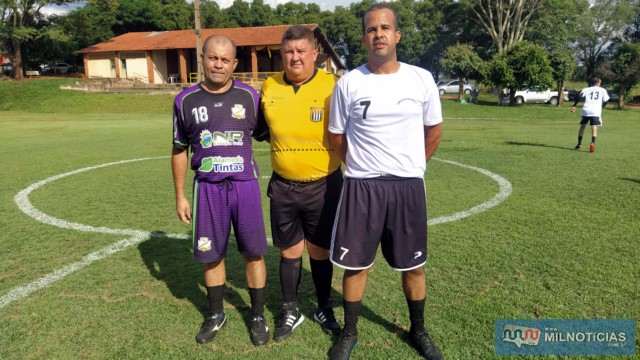 Capitães do Amigos da Bola (dir.), e Bela Vista (esq.), com o arbitro Rogério "Lera". Foto: MANOEL MESSIAS/Agência
