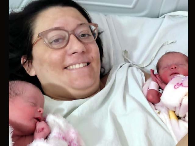 As Gêmeas Clara e Sophia, são as primeiras nascidas na Santa Casa de Andradina em 2022, filhas de Gisele  Melancieri e Victor Souza. Foto: DIVULGAÇÃO