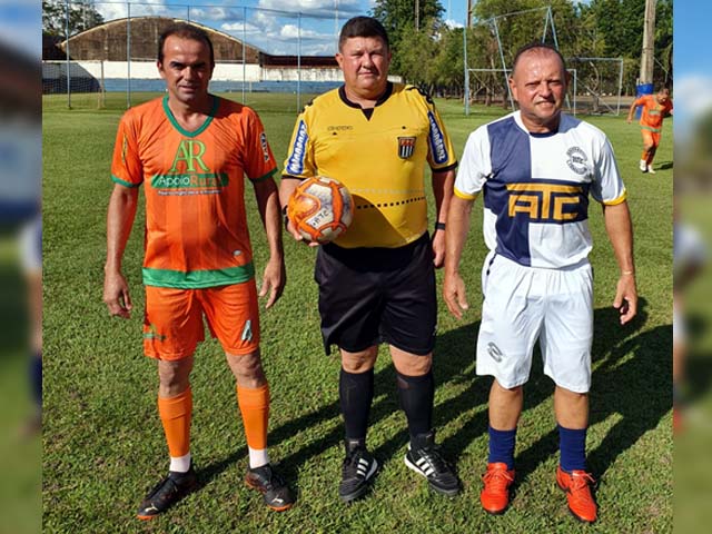 Arbitro Rogerio "Lera", com os capitães do Cecam Marquinhos (esq.) e do ATC, Zé Roberto (dir.). Foto: DIVULGAÇÃO