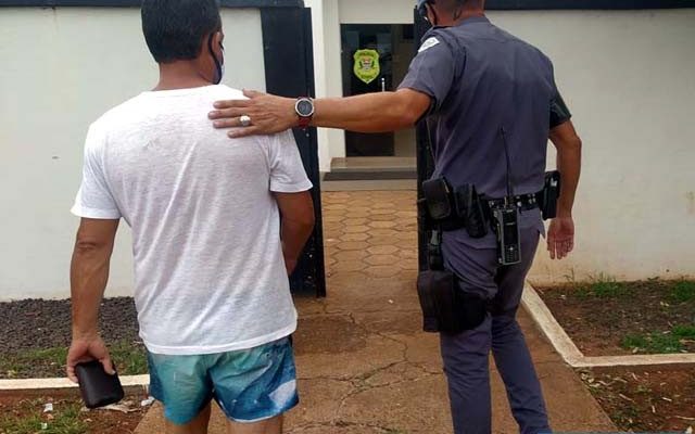 Vendedor G. B., de 44 anos, foi preso acusado de contrabandear cigarros do Paraguai. Foto: MANOEL MESSIAS/Agência
