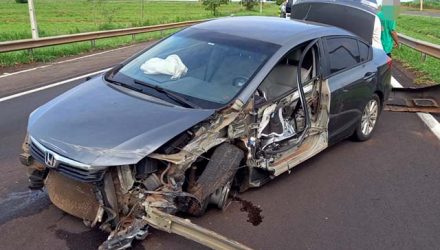 Honda Civic ficou destruído após bater contra a defensa metálica que separa as duas pistas da Rondon. Foto: DIVULGAÇÃO