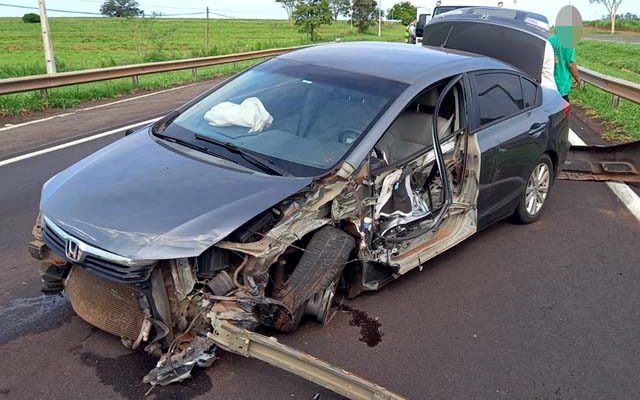 Honda Civic ficou destruído após bater contra a defensa metálica que separa as duas pistas da Rondon. Foto: DIVULGAÇÃO