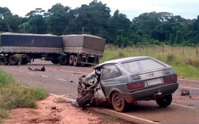 Gol bateu de frente contra carreta bitrem. Foto: DIVULGAÇÃO