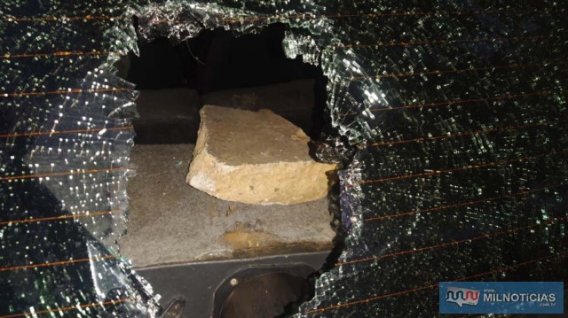 Pedaço de sarjeta também foi jogado contra o vidro traseiro do veículo. Foto: MANOEL MESSIAS/Agência