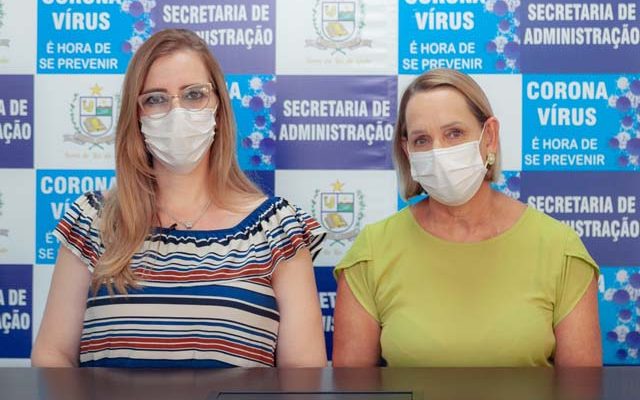 Coordenadora de Atenção Básica, Carla Back (esq.), e a Sub-Secretária de Saúde Maristela Marin. Foto: Secom/Prefeitura