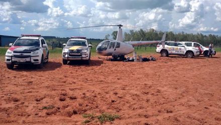 Operação policial apreendeu helicóptero que transportava cocaína e prendeu quatro acusados — Foto: Polícia Militar Rodoviária