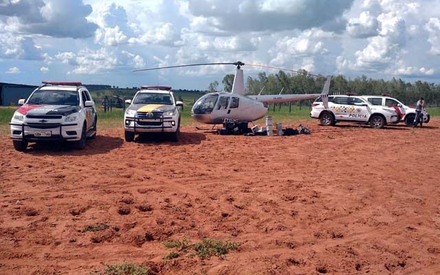 Operação policial apreendeu helicóptero que transportava cocaína e prendeu quatro acusados — Foto: Polícia Militar Rodoviária