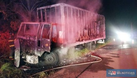 Caminhão Ford Cargo ficou completamente destruído no incêndio. Foto: MANOEL MESSIAS/Agência
