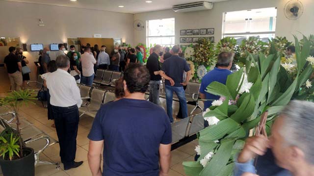 Muitas pessoas foram dar o ultimo adeus a um dos maiores comunicadores do interior paulista. Foto: MANOEL MESSIAS/Agência