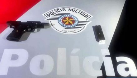 Foi apreendida uma pistola  IMBEL calibre 380, com três munições intactas. Foto: PM/Divulgação