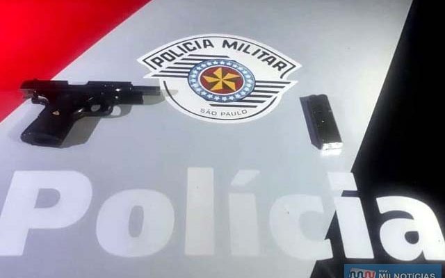 Foi apreendida uma pistola  IMBEL calibre 380, com três munições intactas. Foto: PM/Divulgação