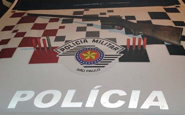 Foram apreendidos uma espingarda tipo cartucheira, calibre 28, 7 munições intactas calibre 28, outras 2 deflagradas;, 3 munições deflagradas calibre 38 e um adaptador de munição. Foto: PM/Divulgação