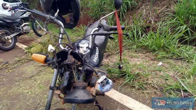 Motocicleta sofreu avarias consideráveis no painel e farol. Foto: MANOEL MESSIAS/Agência