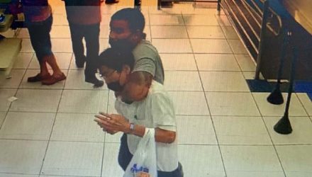 Vítima (de origem japonesa), leva golpe chamado mata-leão, durante o roubo de R$ 2 mil. Foto: Reprodução