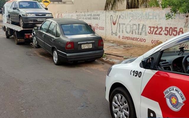 PM flagrou dois veículos Fiat Tempra com as mesmas placas no Jardim Europa. Foto: DIVULGAÇÃO