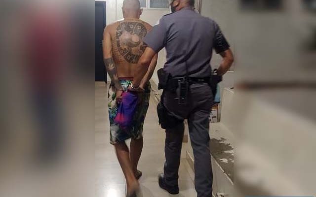 O serviços gerais D. N. P. J., o “Grog”, de 30 anos, foi preso pela Polícia Militar acusado de tráfico de drogas no bairro Santa Cecília. Foto: MANOEL MESSIAS/Agência