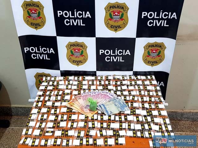 Foram apreendidos 169 papelotes de cocaína, além de R$ 232,00 em dinheiro. Foto: Divulgação/Polícia Civil