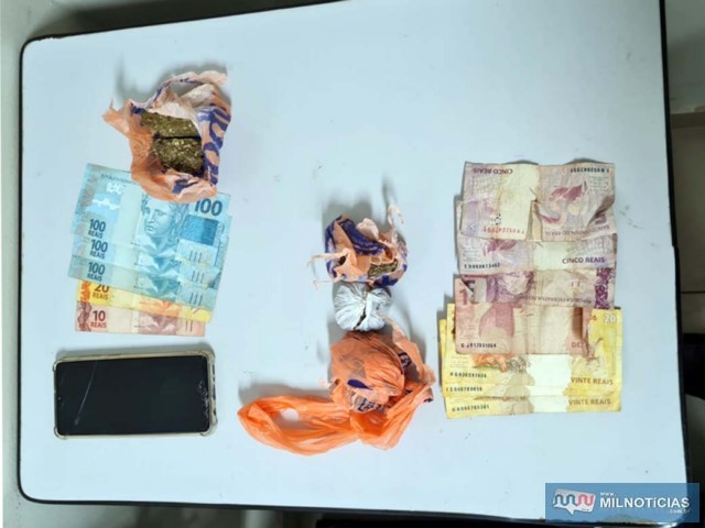 Rapaz foi flagrado com 115 gramas de maconha, R$ 330,00 em dinheiro e um aparelho celular. Foto: Divulgação