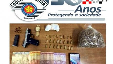 Foram apreendidos Pistola, crack, cocaína, dinheiro e eppendorffs vazios. Foto: PM/Divulgação