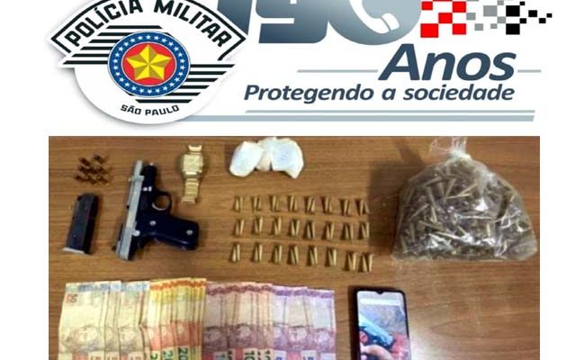 Foram apreendidos Pistola, crack, cocaína, dinheiro e eppendorffs vazios. Foto: PM/Divulgação