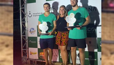 Os irmãos Lucca e Pedrinho com a orgulhosa mamãe, Renata Assuiti Bentivóglio. Foto: Divulgação
