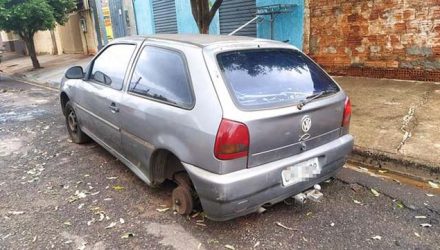 VW Gol ficou literalmente no chão após o furto das rodas traseiras. Foto: MANOEL MESSIAS/Agência