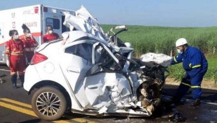 GM ONix teve a parte da fente totalmente destruída em colisão (Foto: Divulgação/Polícia Rodoviária Federal)