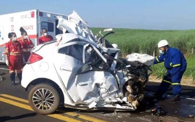 GM ONix teve a parte da fente totalmente destruída em colisão (Foto: Divulgação/Polícia Rodoviária Federal)