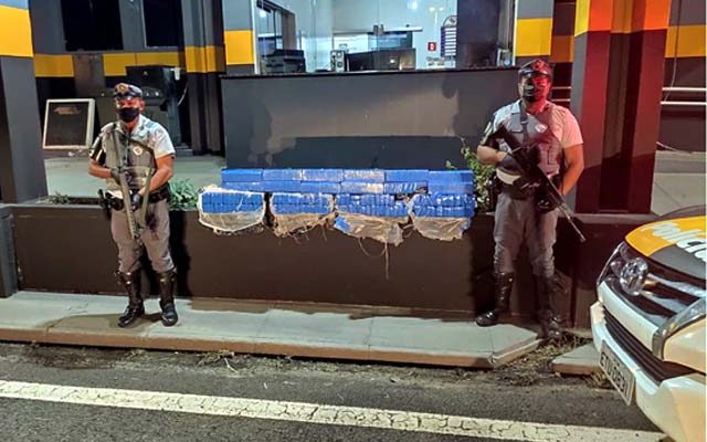 Os dois homens foram presos acusados de tráfico de drogas quando transportavam 145 tijolos de maconha. Foto: PMRv/Divulgação