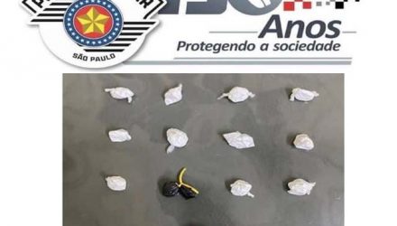 Foram apreendidas 12 porções de cocaína e uma de maconha com o adolescente. Foto: PM/Divulgação