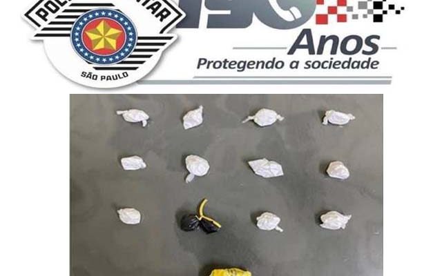 Foram apreendidas 12 porções de cocaína e uma de maconha com o adolescente. Foto: PM/Divulgação