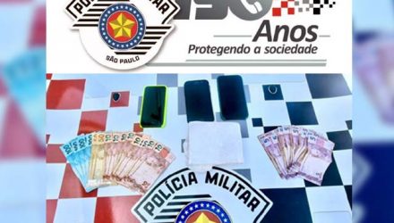 Além da droga, foram apreendidos dinheiro e telefones celulares. Foto: PM/Divulgação