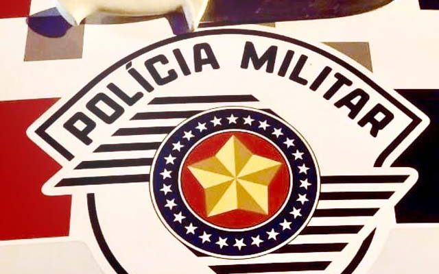 Foi apreendida com o menor uma faca de cabo plástico (branca) com lâmina de aço com 18cm. Foto: DIVULGAÇÃO/PM