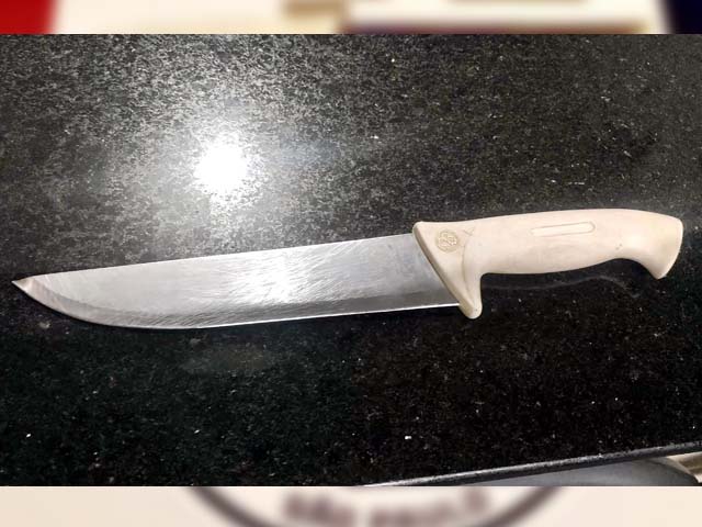 Foi apreendida com o menor uma faca de cabo plástico (branca) com lâmina de aço com 18cm. Foto: DIVULGAÇÃO/PM