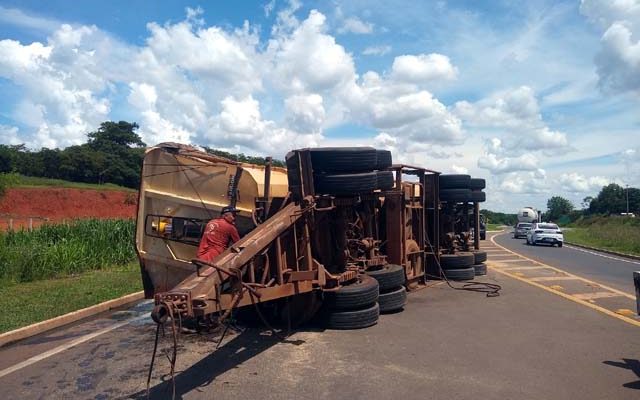 Segundo semirreboque da carreta bitrem carregada com farelo de soja tombou na BR 262. Foto: Albecyr Pedro