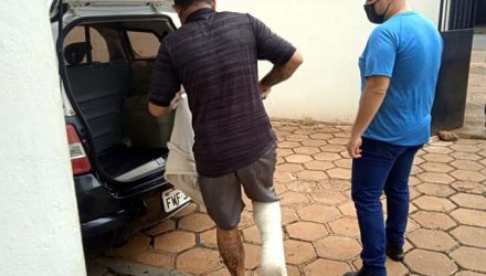 Com o pé direito imobilizado, C. G. I., 51 anos, foi encaminhado para a cadeia de Pereira Barreto, à disposição da Justiça. Foto: MANOEL MESSIAS/Agência
