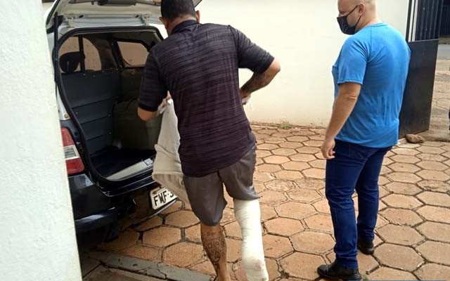 Com o pé direito imobilizado, C. G. I., 51 anos, foi encaminhado para a cadeia de Pereira Barreto, à disposição da Justiça. Foto: MANOEL MESSIAS/Agência