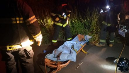 Corpo da vítima foi resgatado e colocado em um saco funerário, para encaminhamento ao IML de Andradina. Foto: MANOEL MESSIAS/Agência