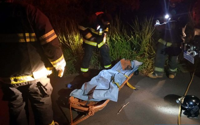 Corpo da vítima foi resgatado e colocado em um saco funerário, para encaminhamento ao IML de Andradina. Foto: MANOEL MESSIAS/Agência