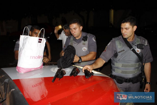 Policiais Militares contabilizam tudo o que foi apreendido quando da prisão da quadrilha. Foto: MANOEL MESSIAS/Agência