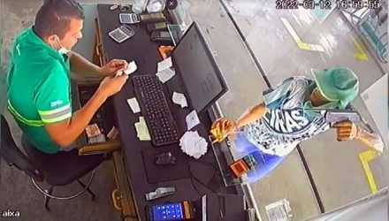 Um dos indivíduos rendeu o caixa do posto utilizando uma arma de pressão. Foto: Reprodução