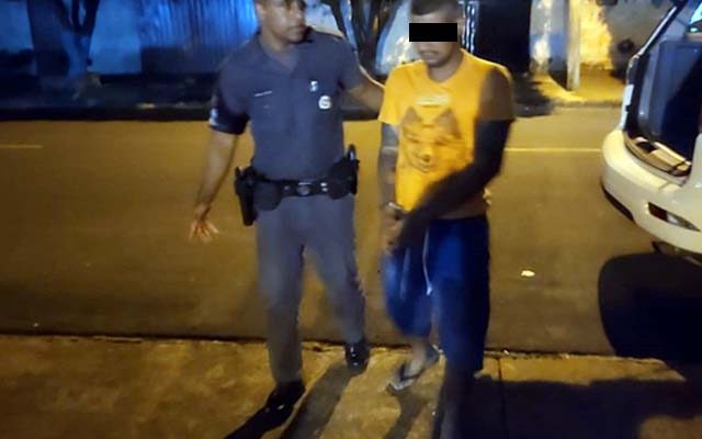 O servente de pedreiro A. R. M., de 35 anos foi preso pela Polícia Militar, acusado de tráfico de entorpecentes. Foto: Divulgação